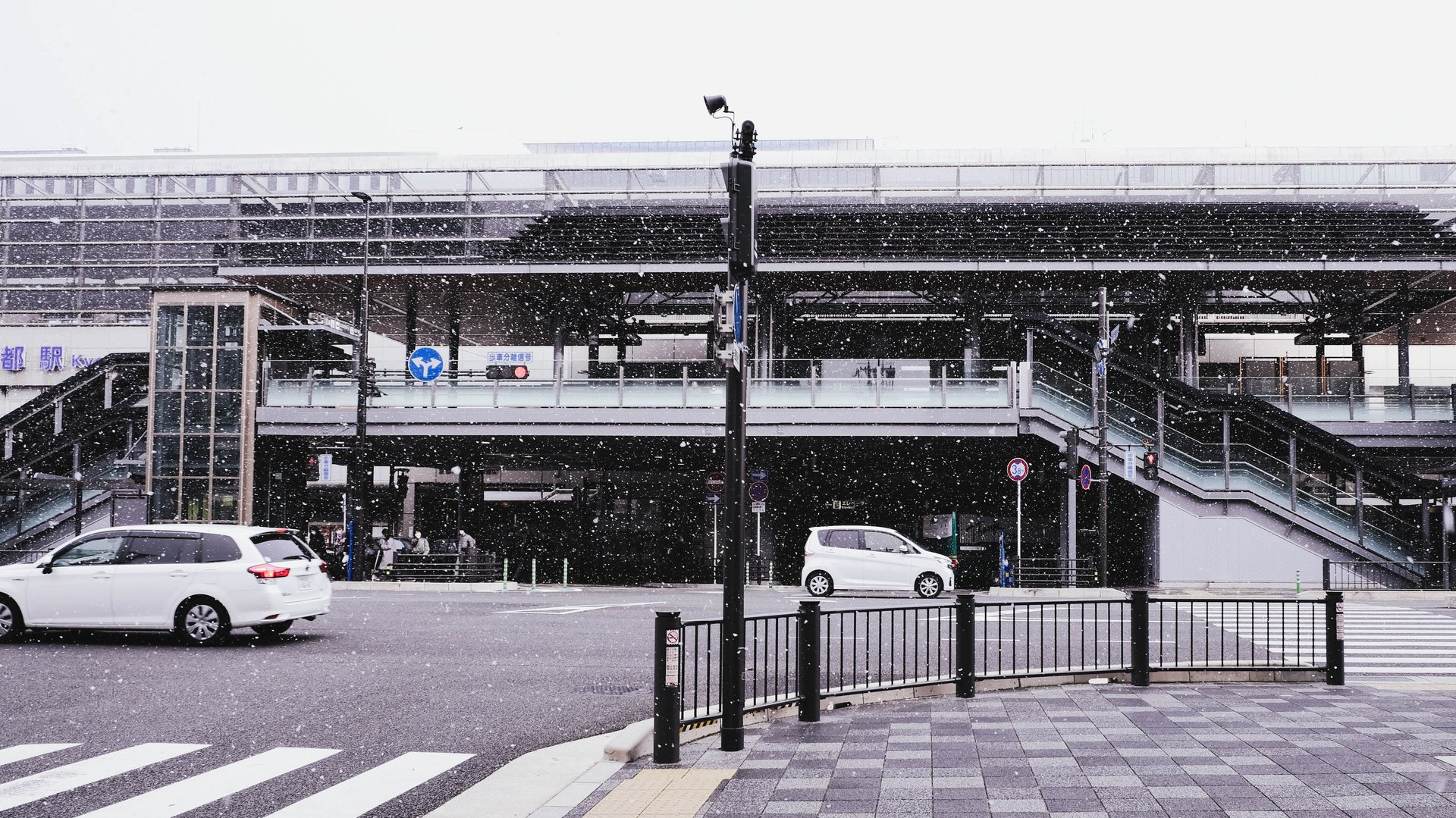 下雪的京都車站前